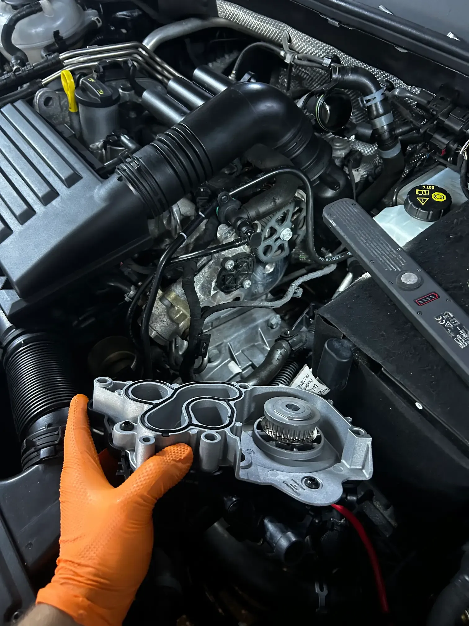Mechanik kontroluje motor a elektroinštaláciu vozidla v servise