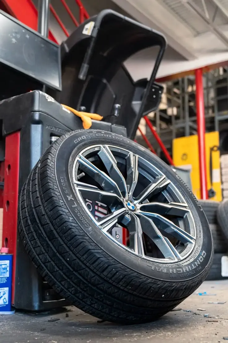 Mechanik AutoservisPMK pri profesionálnej výmene a vyvažovaní pneumatík