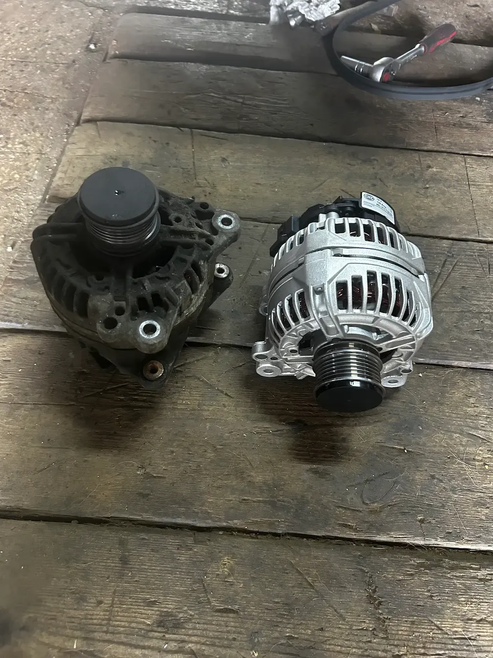 Mechanik vymieňa alternátor a kontroluje elektrické pripojenia