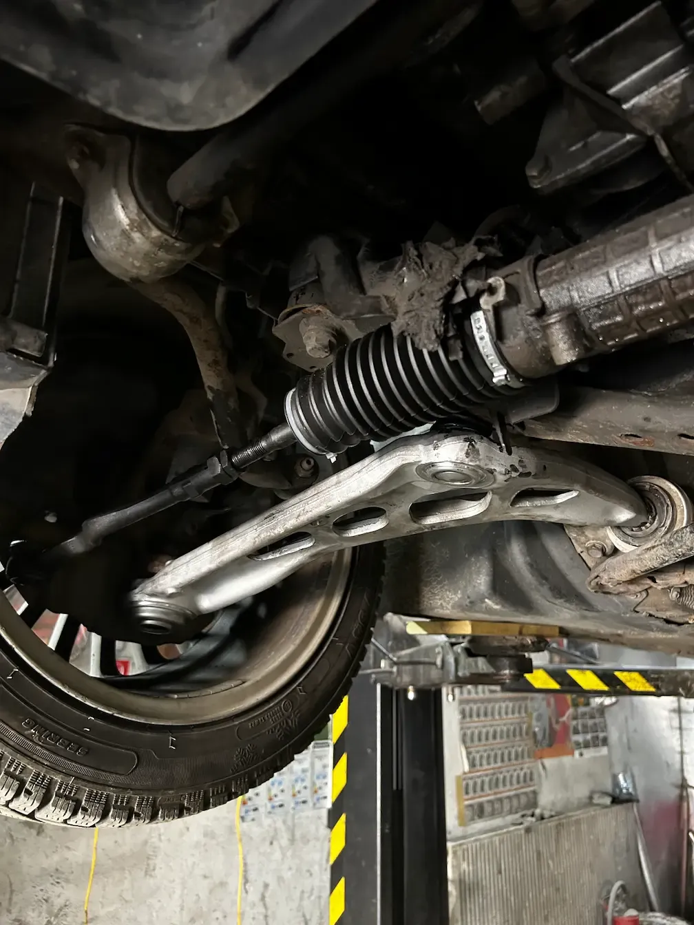 Mechanik vymieňa ramená a tyčky riadenia na prednej náprave