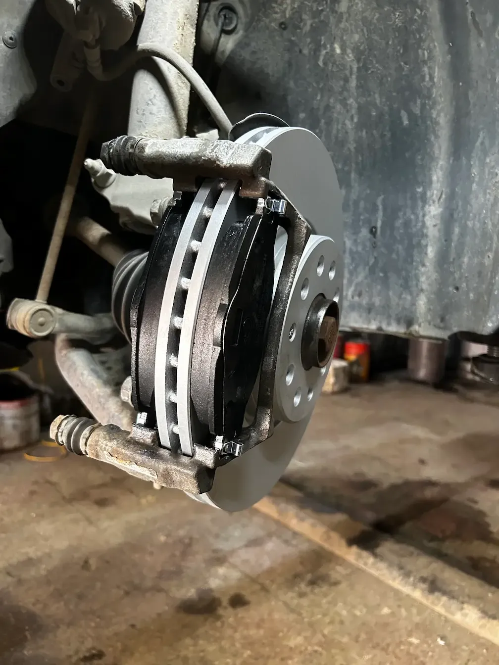 Mechanik AutoservisPMK servisuje brzdový strmeň a brzdové kotúče