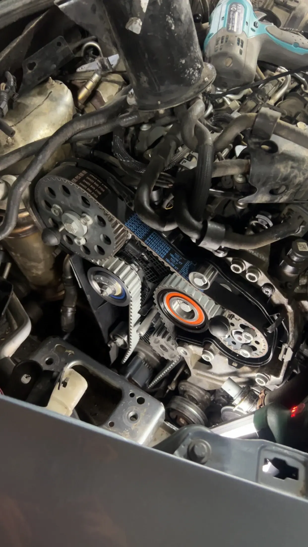 Rozvodový mechanizmus motora počas výmeny rozvodovej sady