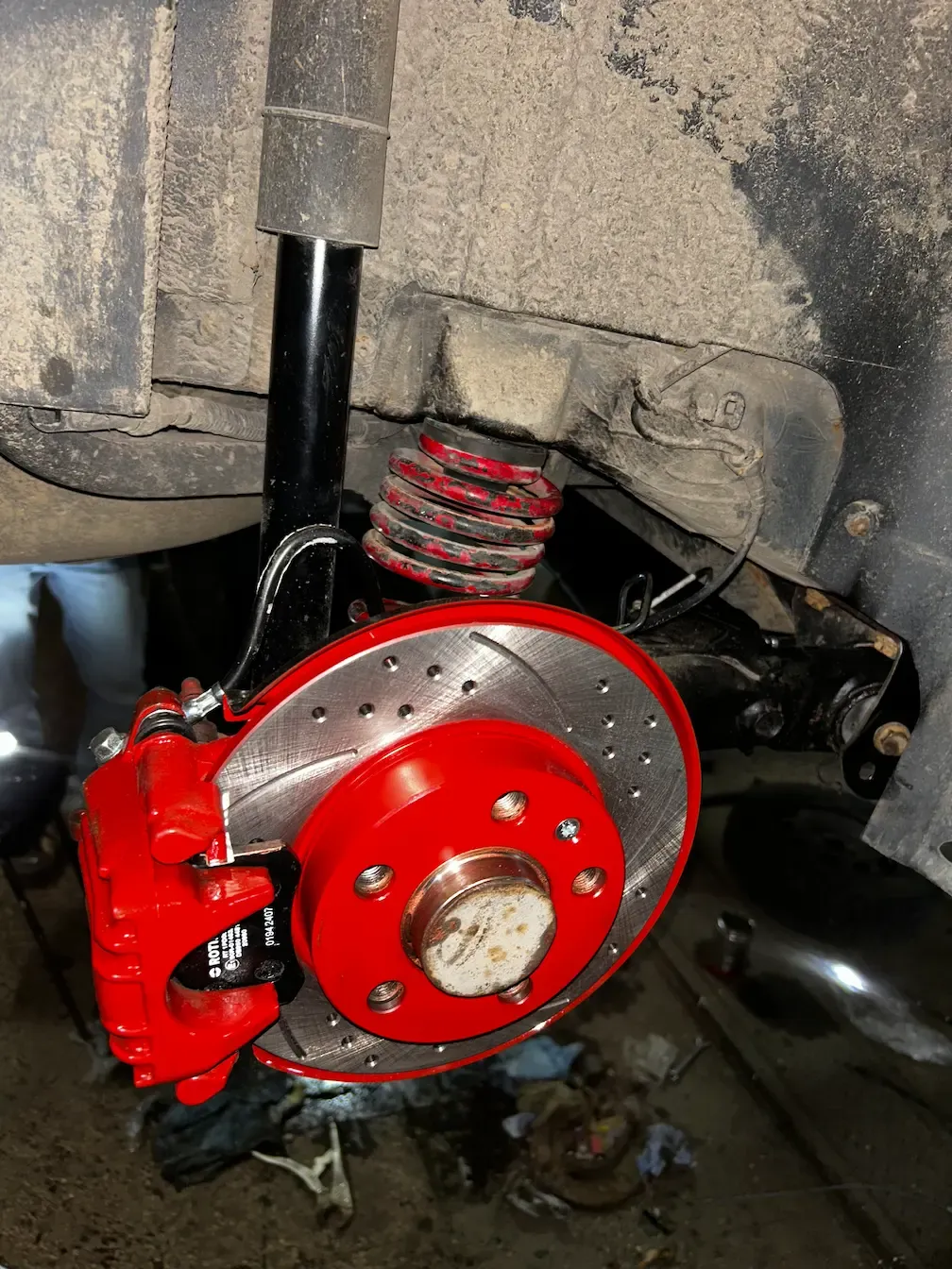 Mechanik montuje nový brzdový strmeň na náboje kolesa